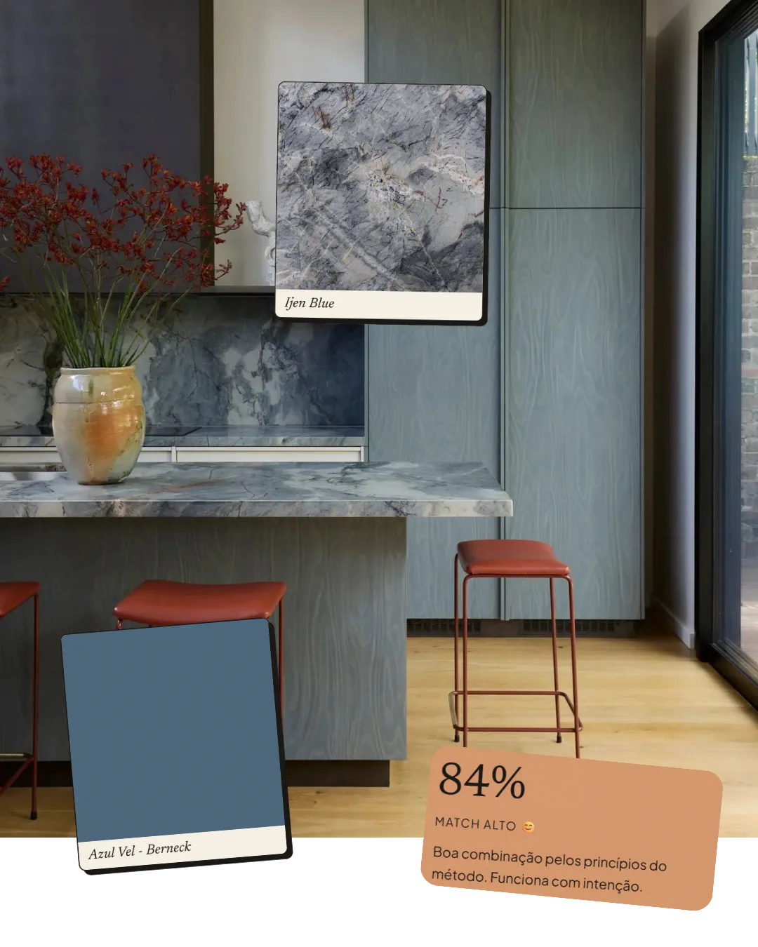 Cozinha com a rocha Iren Blue e marcenaria Azul Vel Berneck, com 84% de match