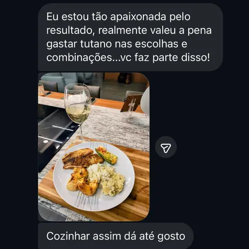 Print de WhatsApp da Cris Ferraz com foto de uma refeição sobre a bancada de pedra natural escolhida na Consultoria Rocca